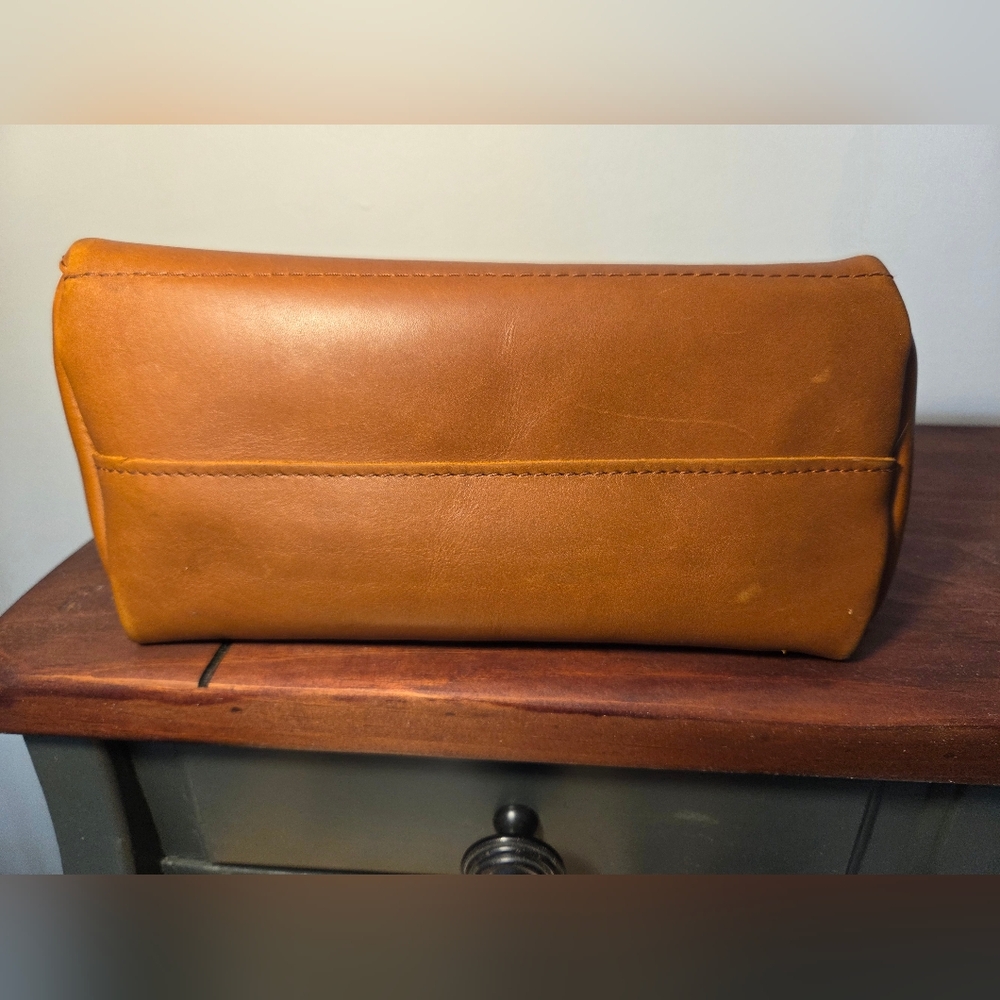 Portland Leather Tan Shoulder Bag - Picture 9 of 16